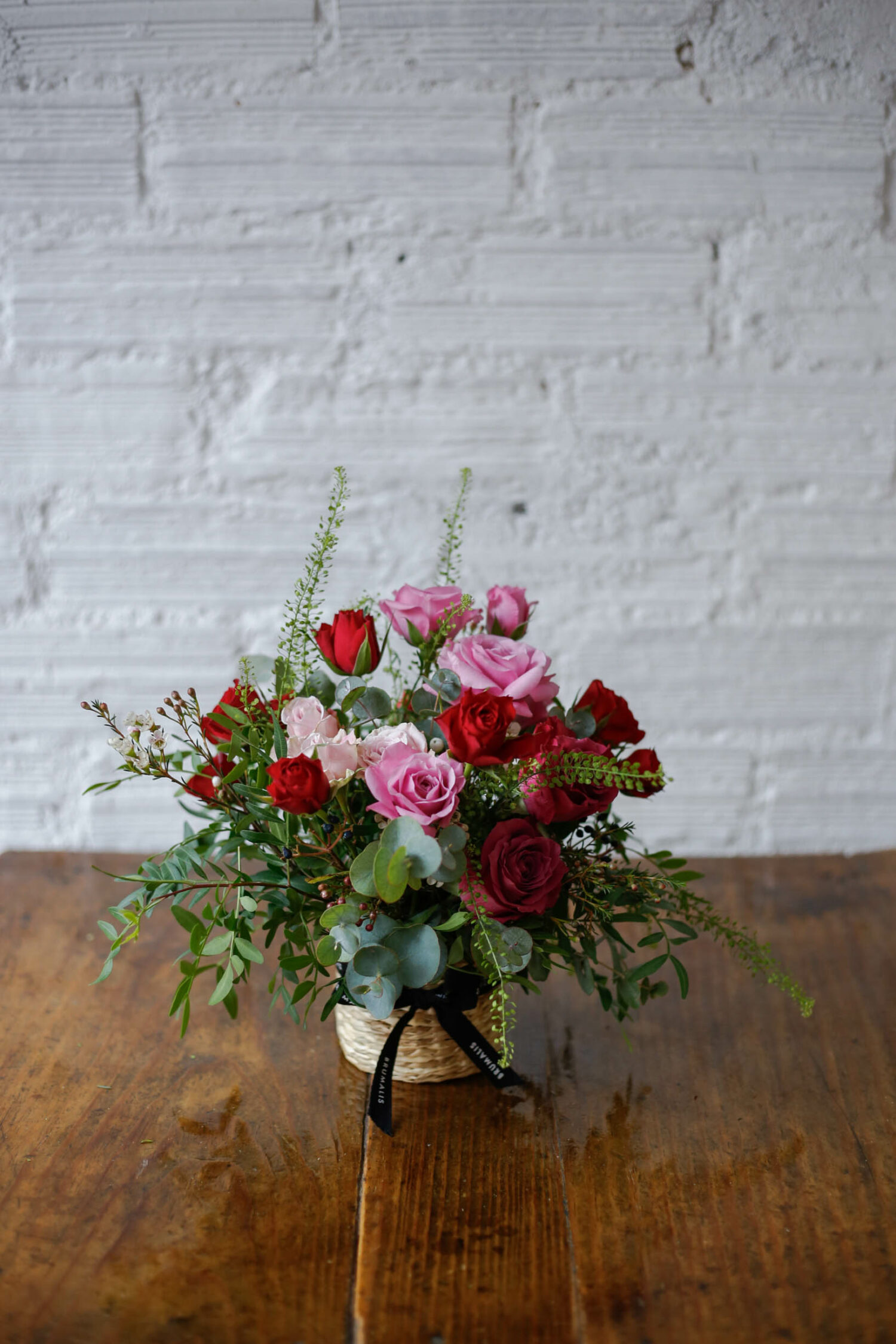 Mix de rosas en cesta San Valentín - Imagen 3