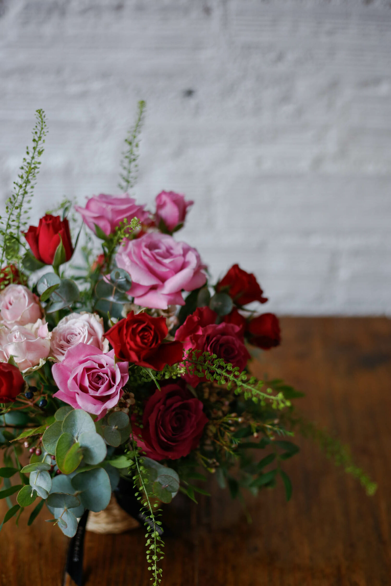 Mix de rosas en cesta San Valentín - Imagen 2