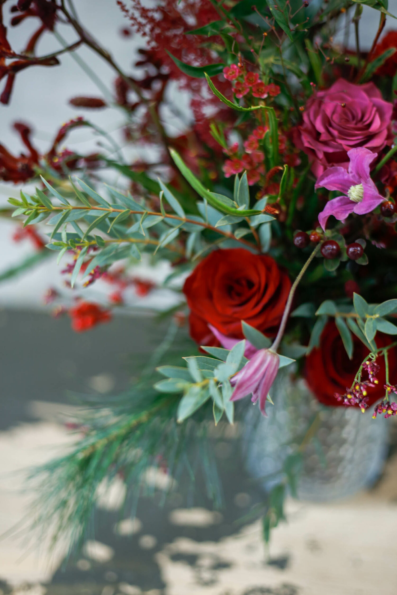 Arreglo de flores navideño en jarrón - Imagen 2